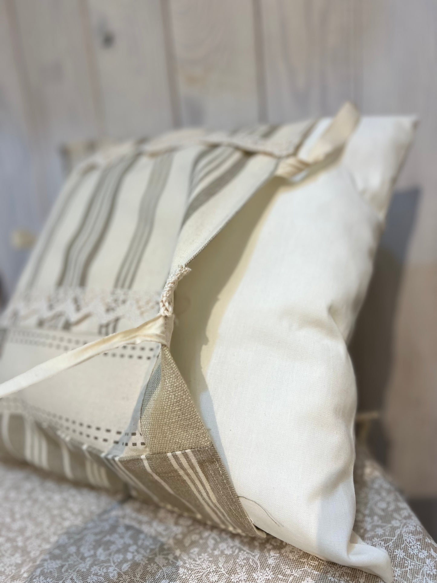 Cuscino Shabby Chic -Pronto per la spedizione - Fatto a mano - Pezzo Unico - Piacevolmente Country di Rosi Maria Cristina