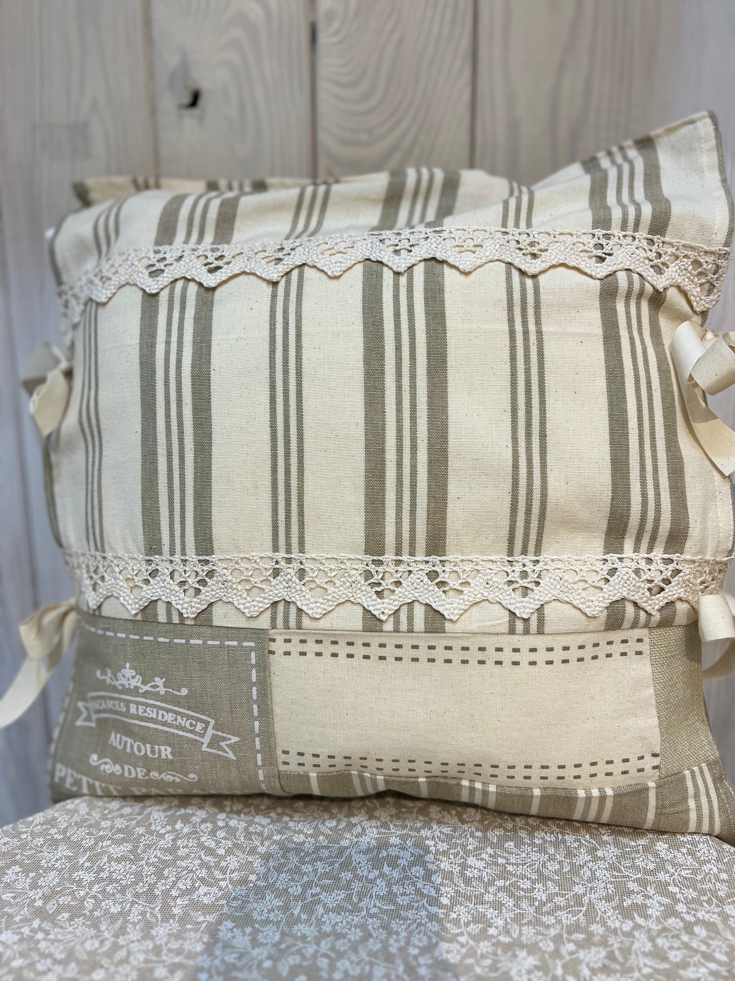 Cuscino Shabby Chic -Pronto per la spedizione - Fatto a mano - Pezzo Unico - Piacevolmente Country di Rosi Maria Cristina