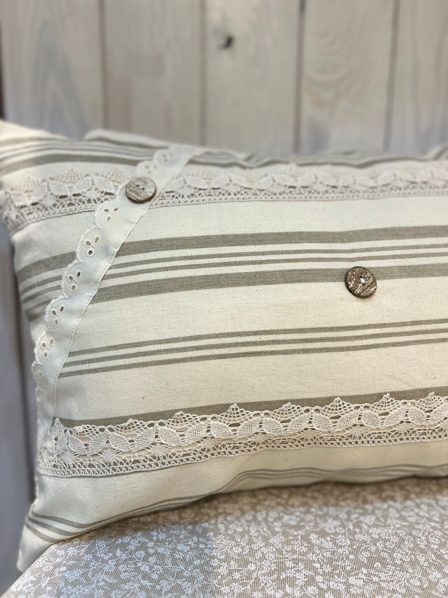 Cuscino Vintage Shabby Chic - Fatto a mano - Pronto per la spedizione - Piacevolmente Country di Rosi Maria Cristina