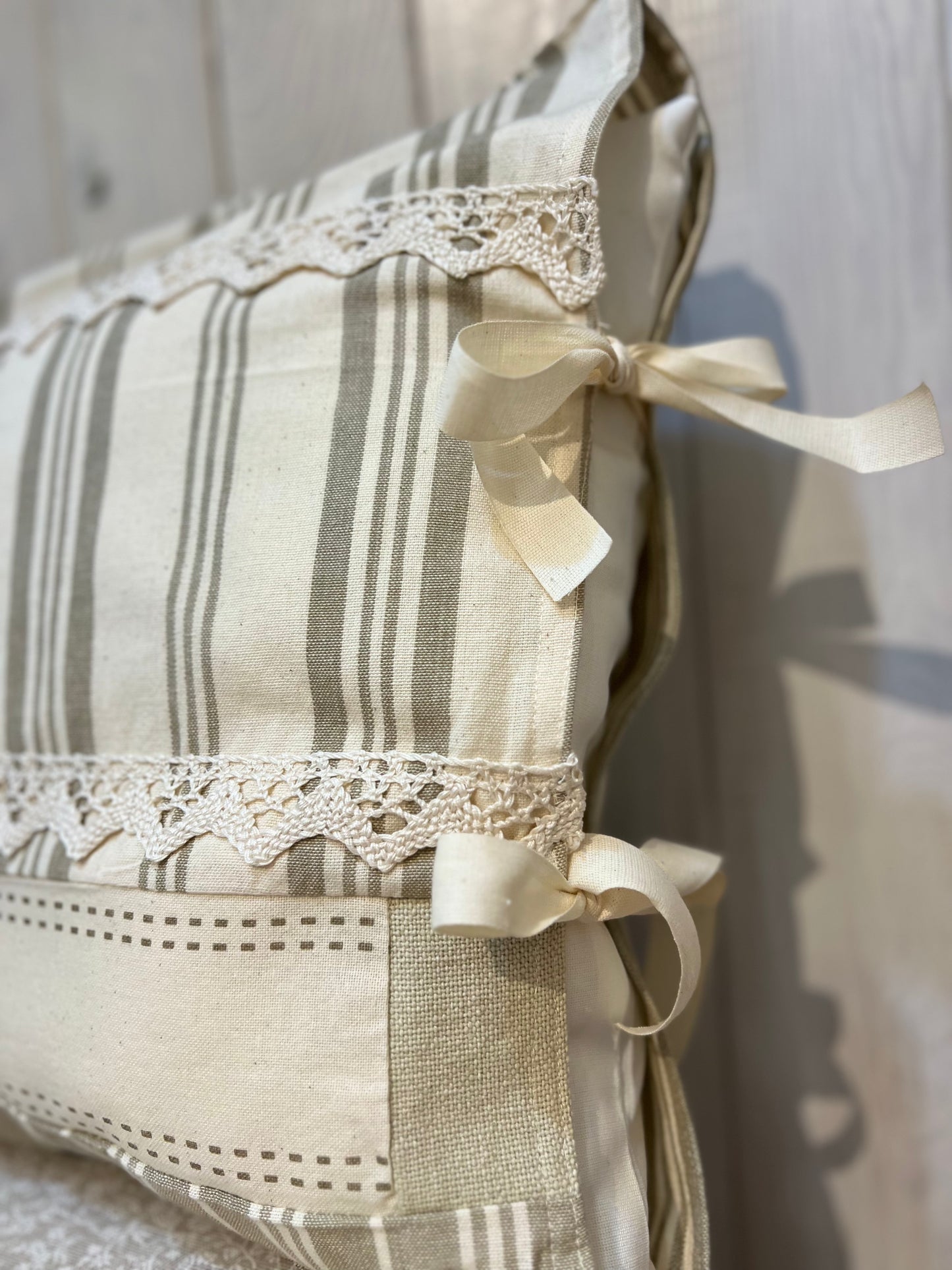 Cuscino Shabby Chic -Pronto per la spedizione - Fatto a mano - Pezzo Unico - Piacevolmente Country di Rosi Maria Cristina