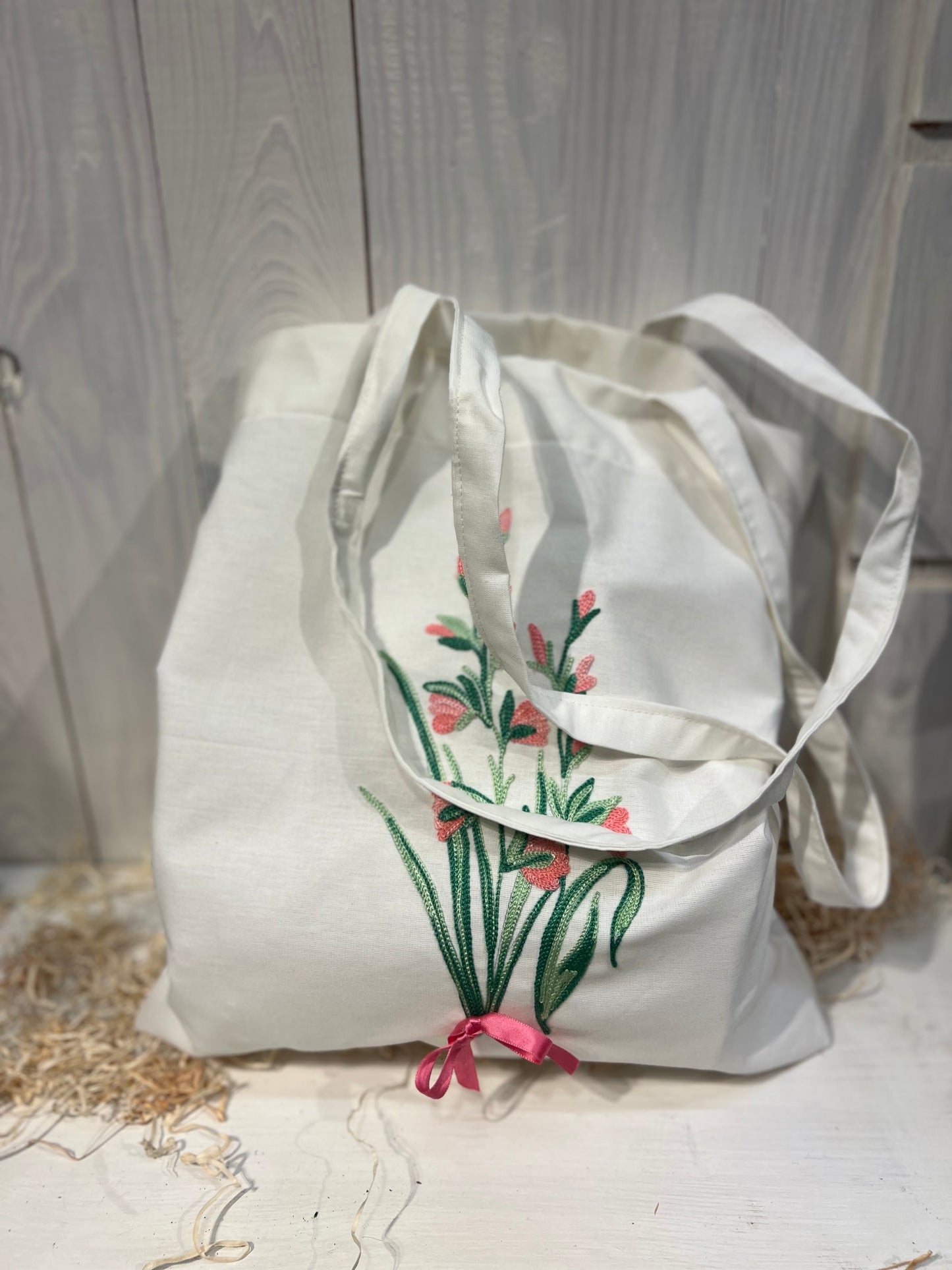 Tote Bag Floreale Country Chic - con Ricamo a Fiore e Fiocchetto - Pronto per la spedizione - Piacevolmente Country di Rosi Maria Cristina