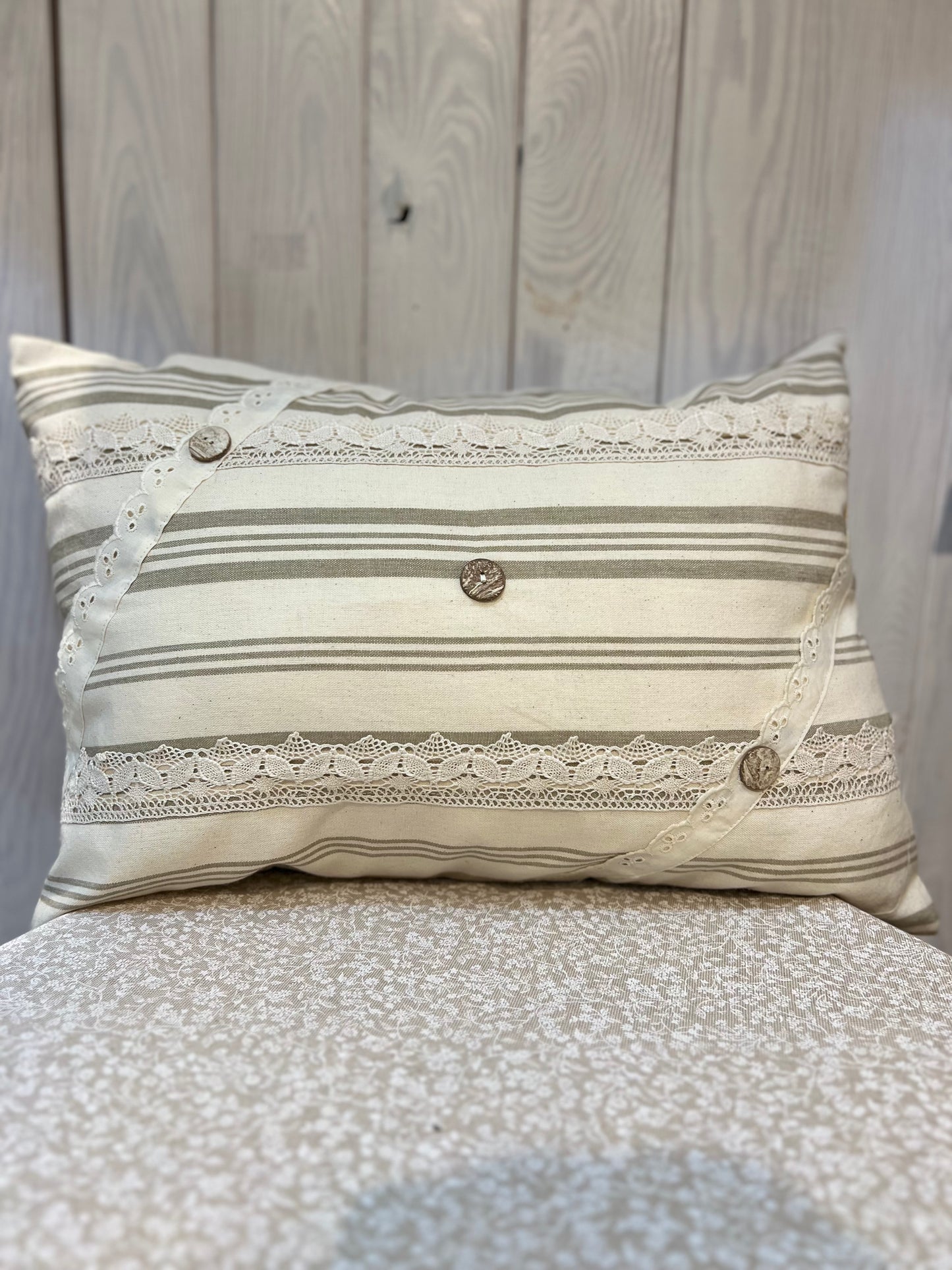 Cuscino Vintage Shabby Chic - Fatto a mano - Pronto per la spedizione - Piacevolmente Country di Rosi Maria Cristina