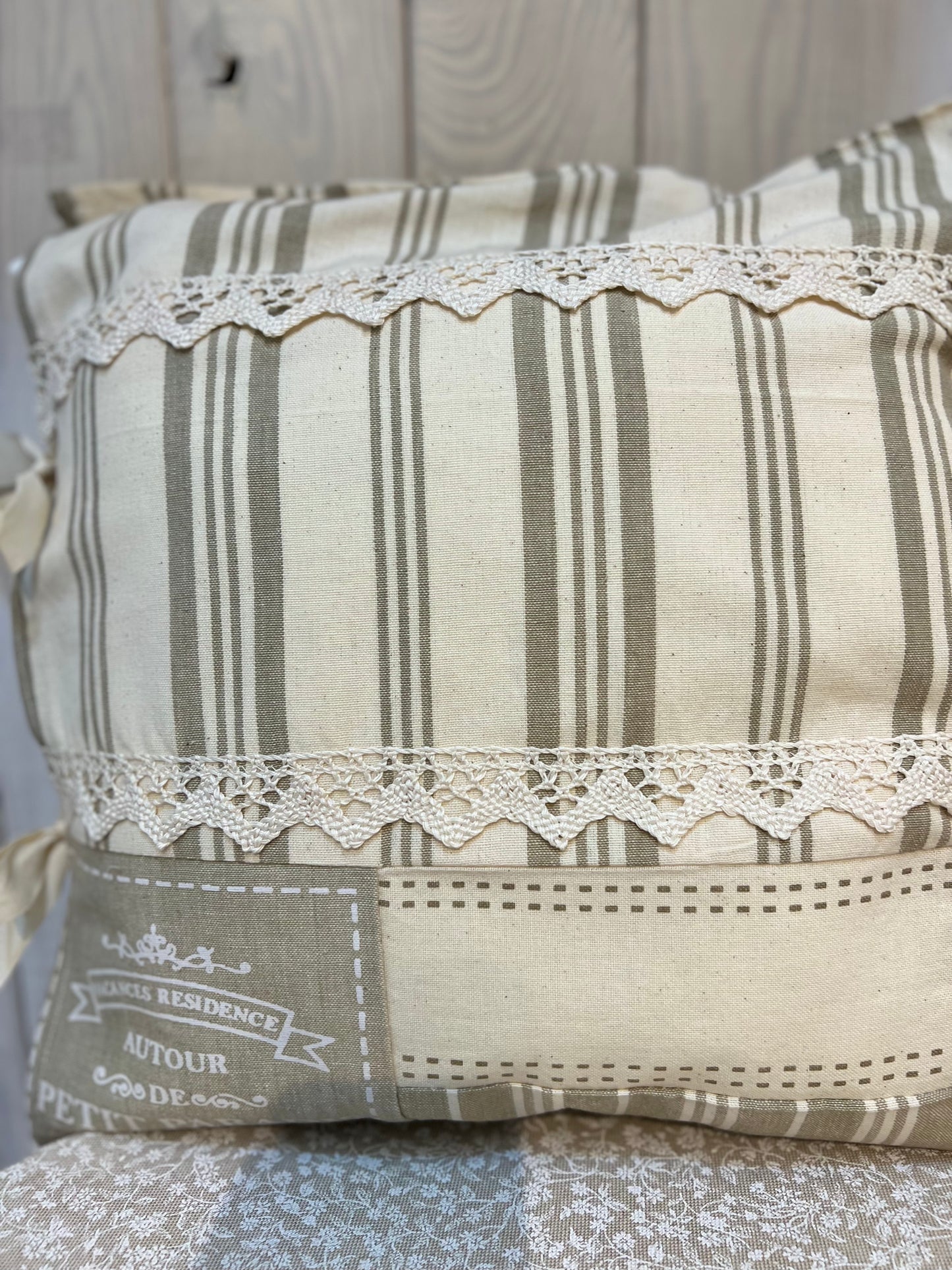 Cuscino Shabby Chic -Pronto per la spedizione - Fatto a mano - Pezzo Unico - Piacevolmente Country di Rosi Maria Cristina