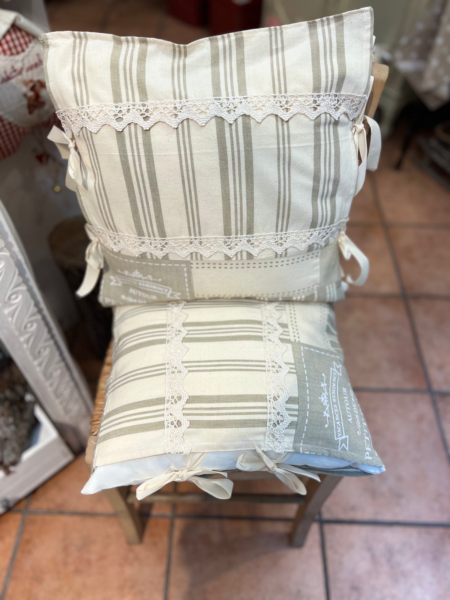 Cuscino Shabby Chic -Pronto per la spedizione - Fatto a mano - Pezzo Unico - Piacevolmente Country di Rosi Maria Cristina