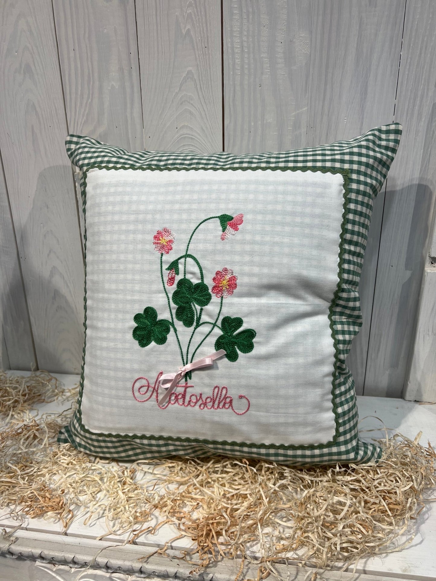 Cuscino Country a Quadretti Verdi con Ricamo Floreale - Pronto per la spedizione - Acetosella - Piacevolmente Country di Rosi Maria Cristina - Cuscino ricamato