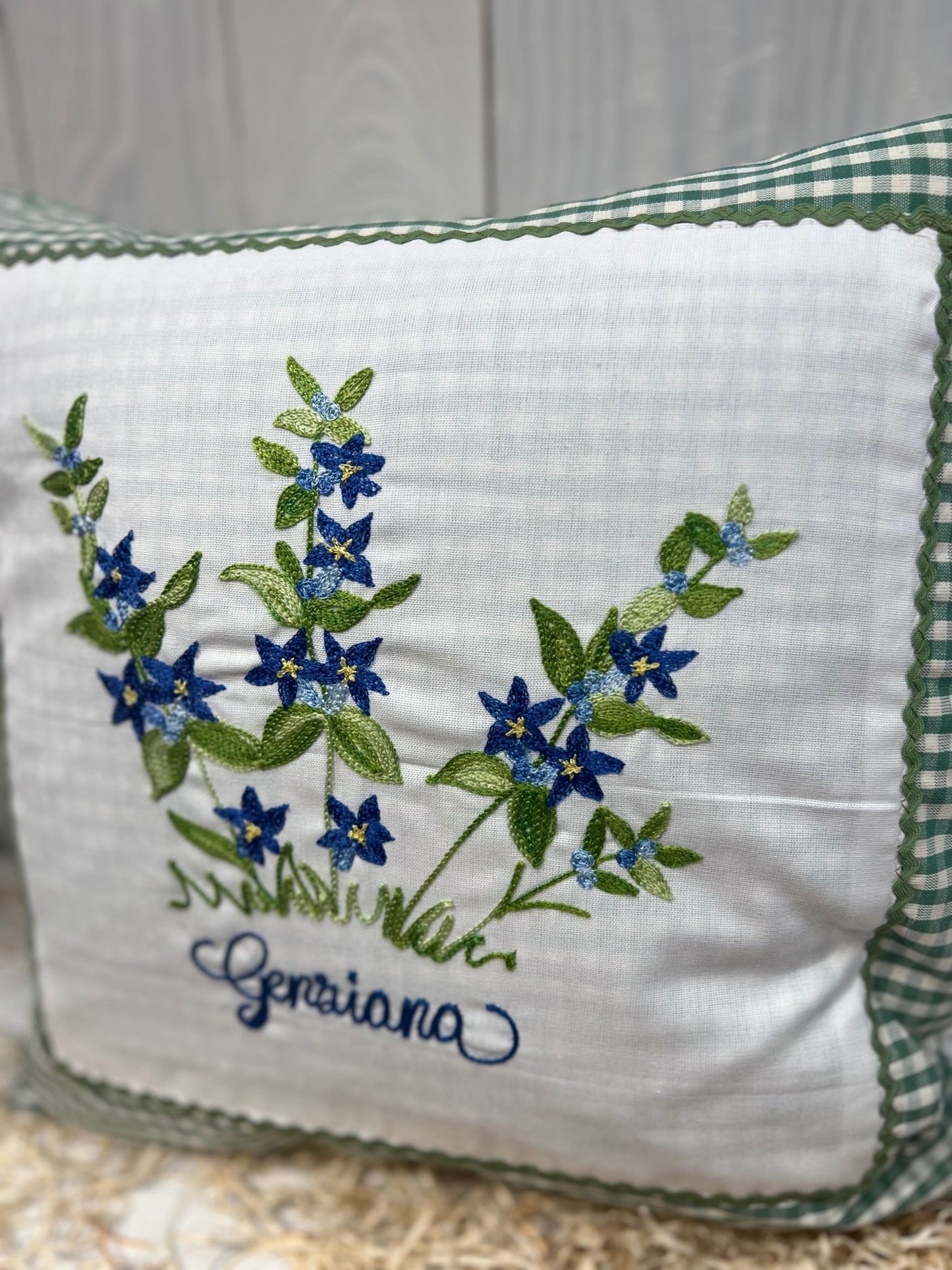 Cuscino Country a Quadretti Verdi con Ricamo Floreale - Pronto per la spedizione - Genziana - Piacevolmente Country di Rosi Maria Cristina - Cuscino ricamato