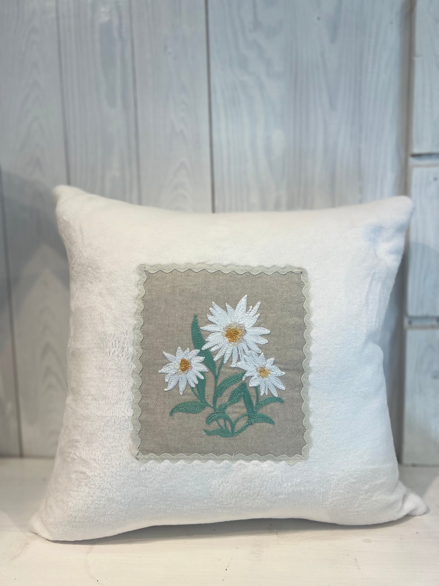 Cuscino Bianco Country con Ricamo Floreale - Cuscino ricamato - Cuscino - Ricamo Fiori - Piacevolmente Country di Rosi Maria Cristina