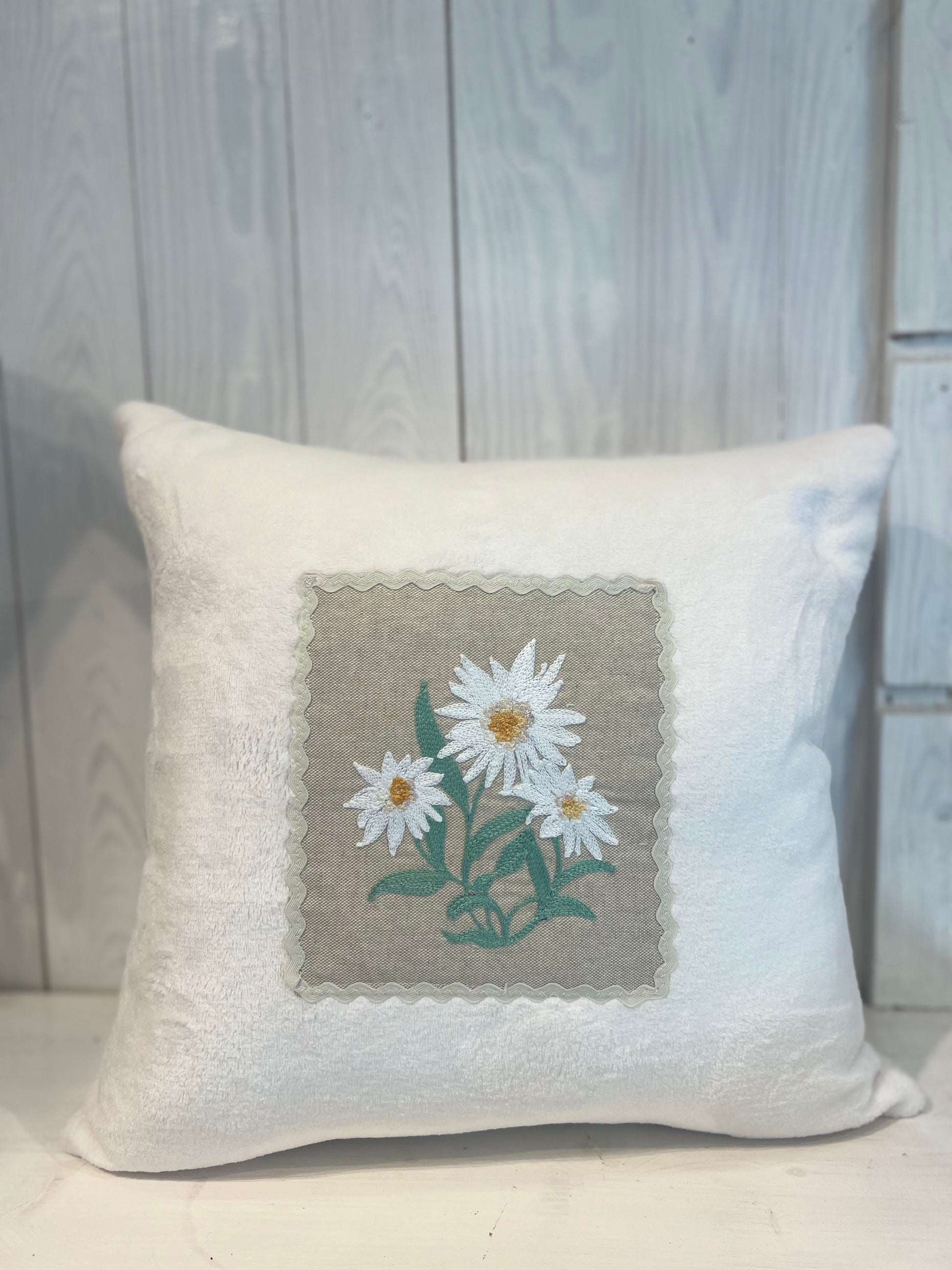 Cuscino Bianco Country con Ricamo Floreale - Cuscino ricamato - Cuscino - Ricamo Fiori - Piacevolmente Country di Rosi Maria Cristina