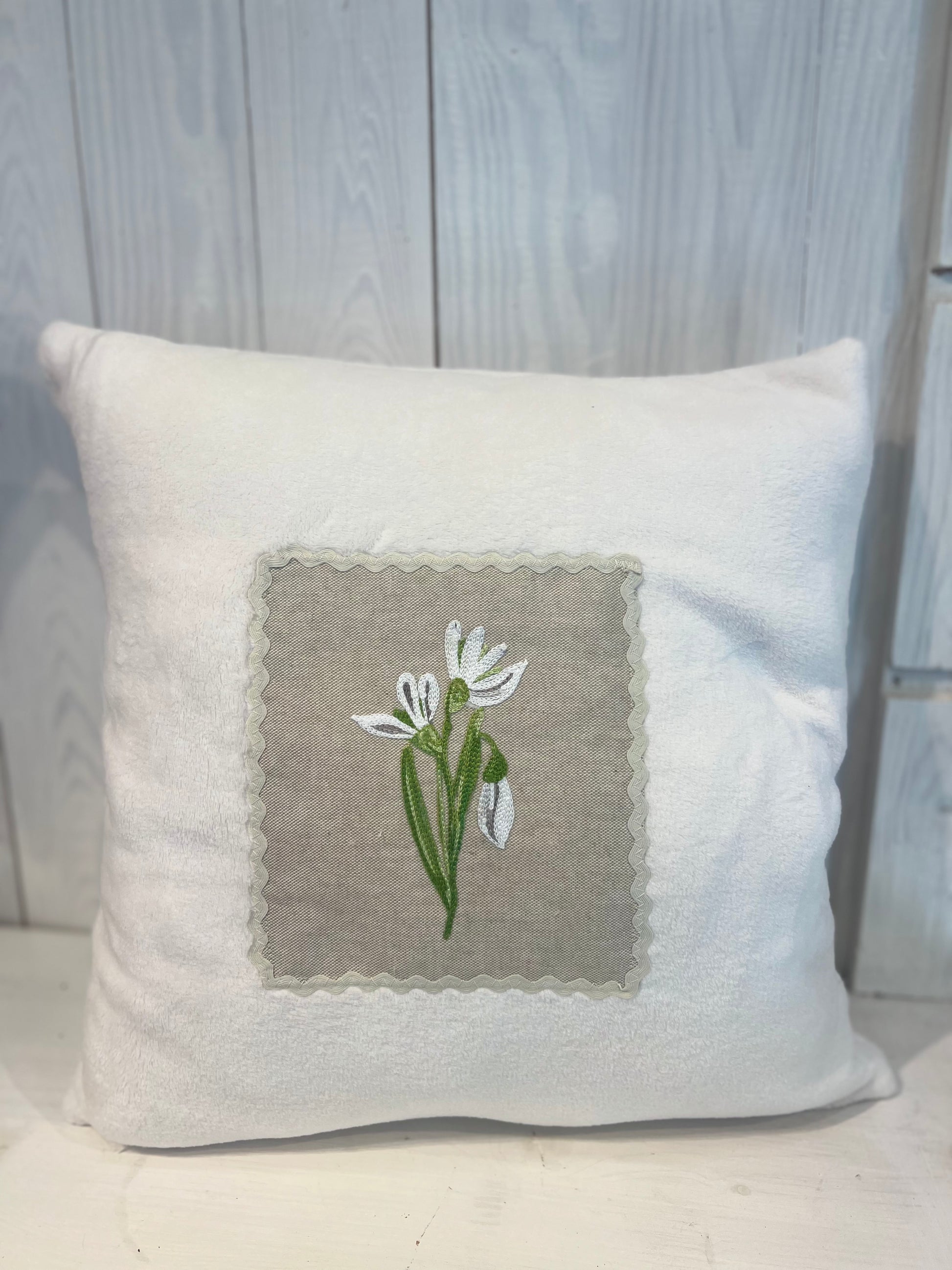 Cuscino Bianco Country con Ricamo Floreale - Cuscino ricamato - Cuscino - Ricamo Fiori - Piacevolmente Country di Rosi Maria Cristina