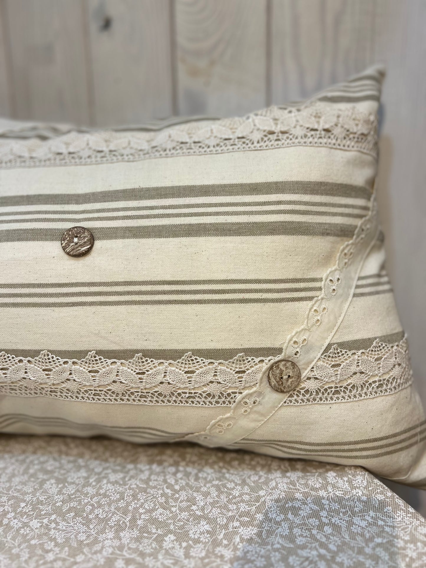 Cuscino Vintage Shabby Chic - Fatto a mano - Pronto per la spedizione - Piacevolmente Country di Rosi Maria Cristina