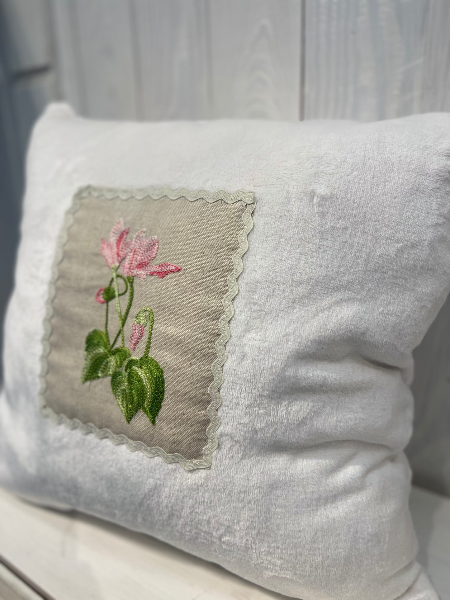 Cuscino Bianco Country con Ricamo Floreale - Cuscino ricamato - Cuscino - Ricamo Fiori - Piacevolmente Country di Rosi Maria Cristina