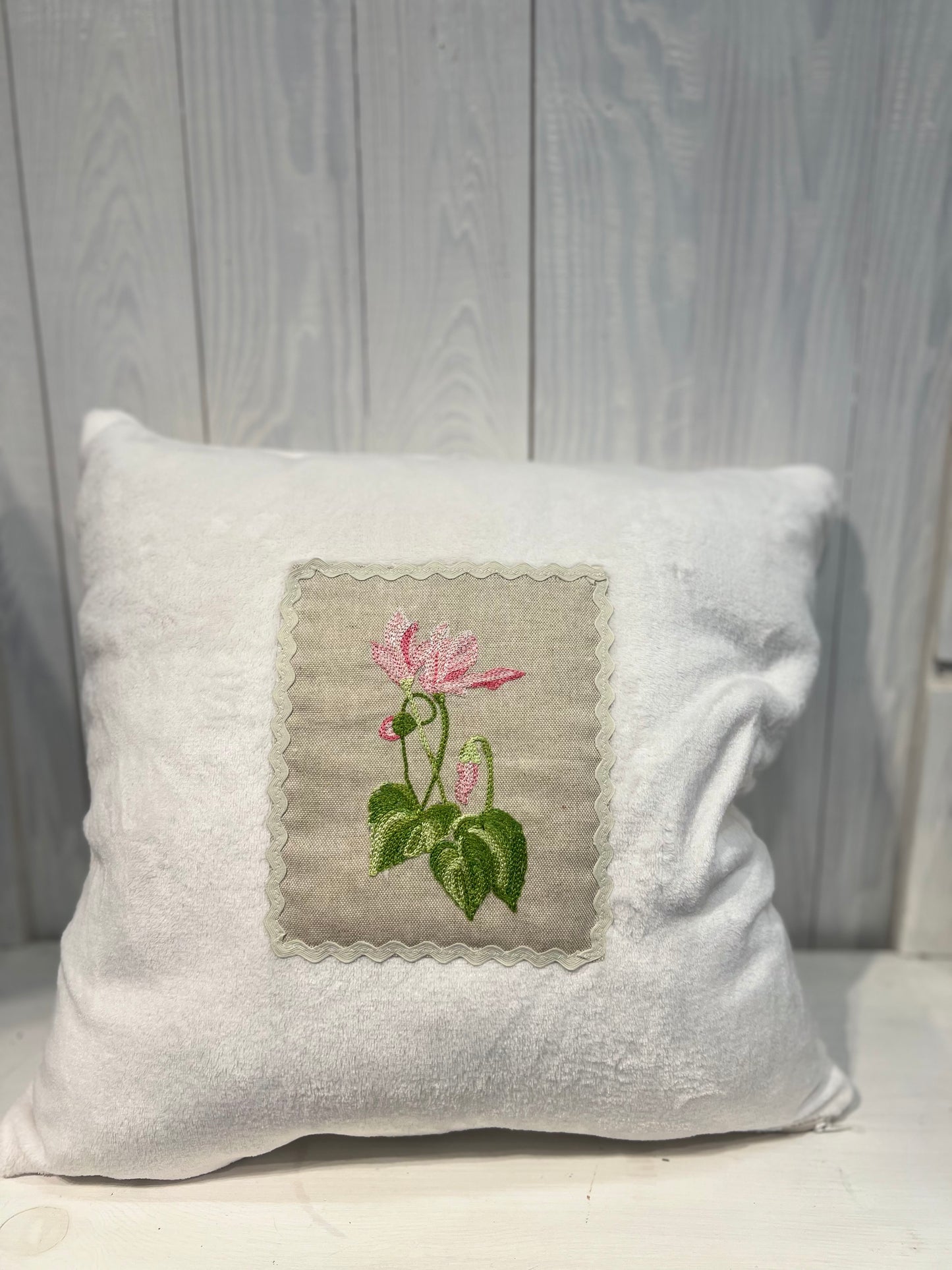 Cuscino Bianco Country con Ricamo Floreale - Cuscino ricamato - Cuscino - Ricamo Fiori - Piacevolmente Country di Rosi Maria Cristina