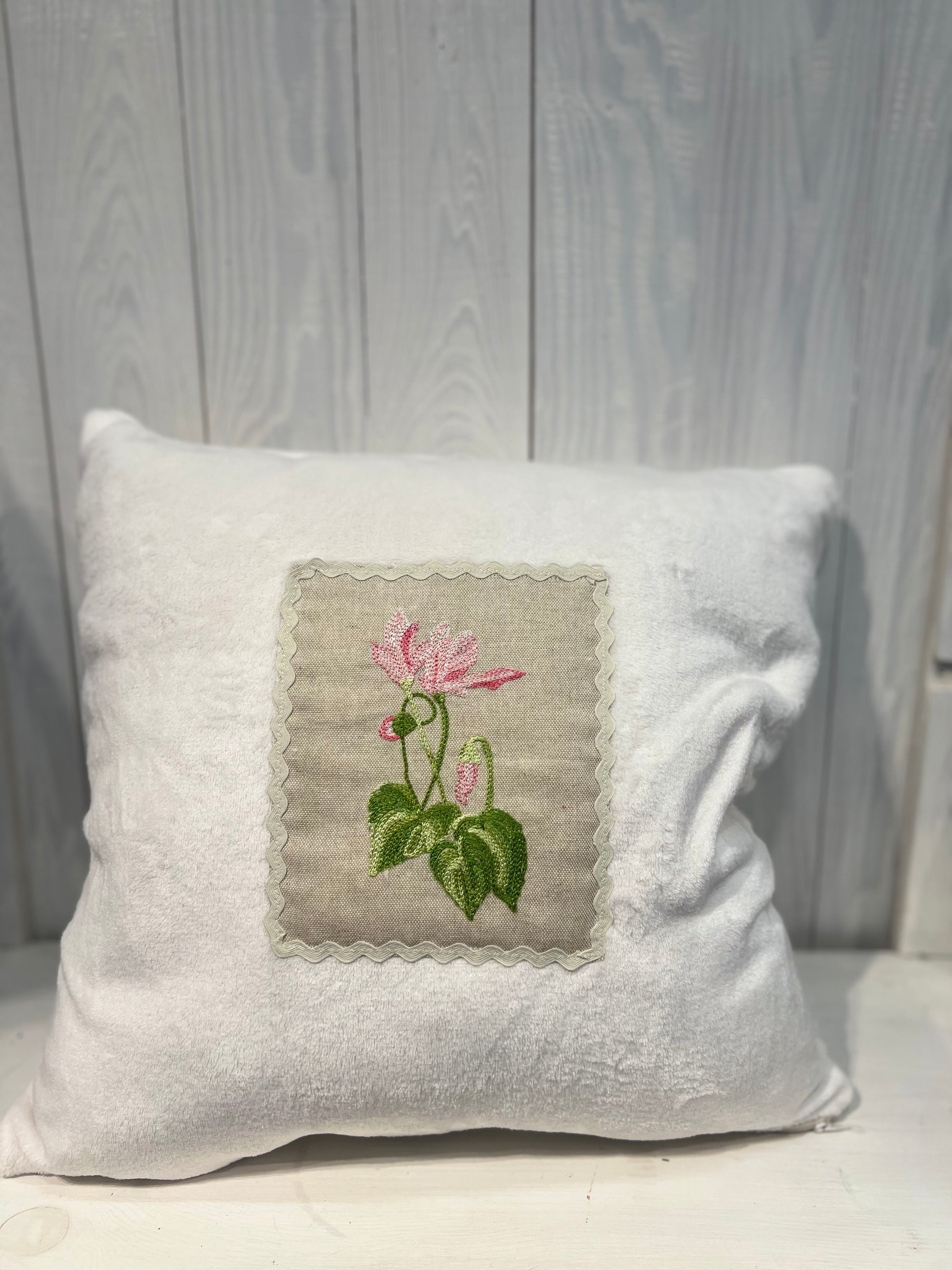 Cuscino Bianco Country con Ricamo Floreale - Cuscino ricamato - Cuscino - Ricamo Fiori - Piacevolmente Country di Rosi Maria Cristina