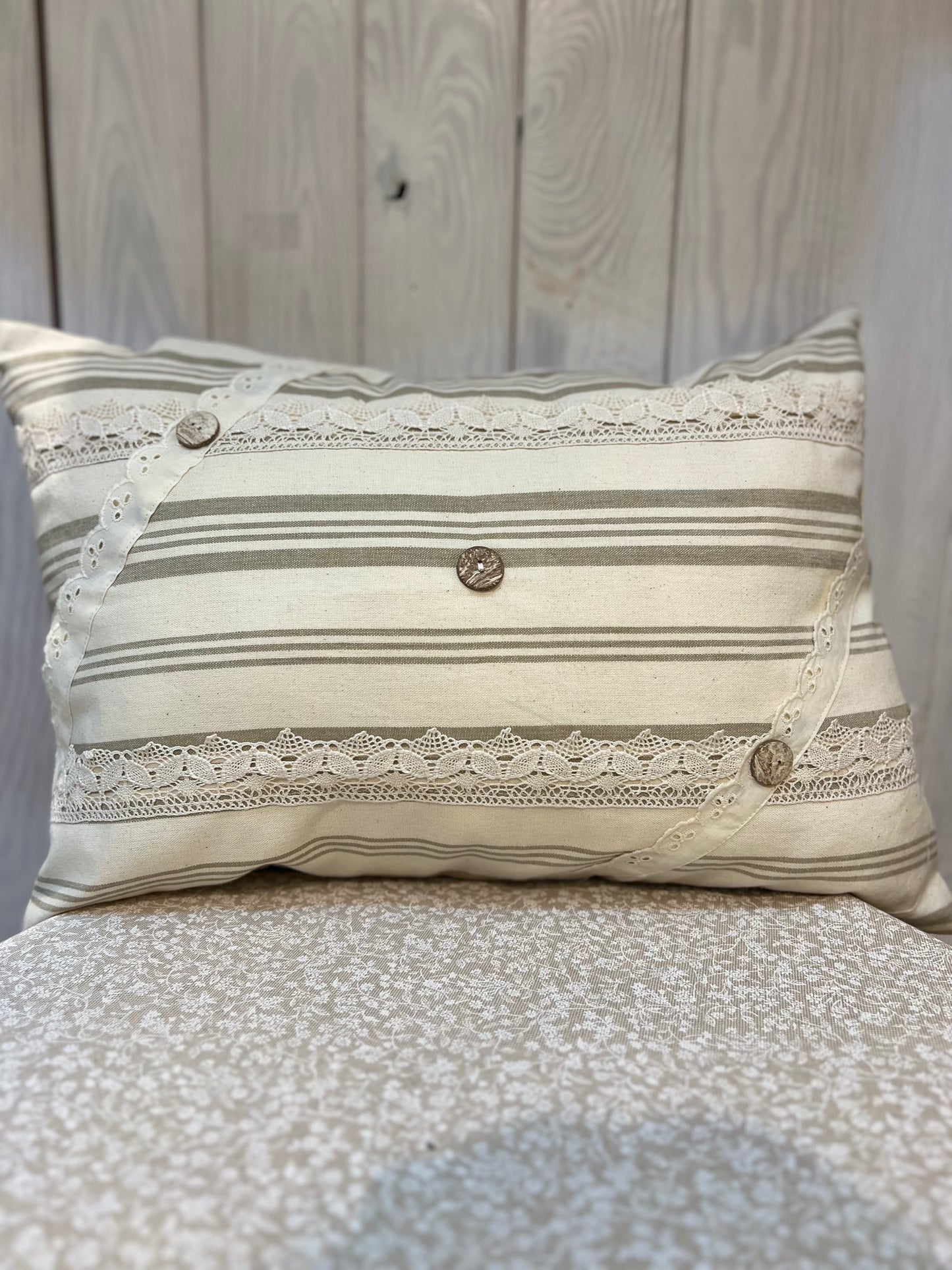Cuscino Vintage Shabby Chic - Fatto a mano - Pronto per la spedizione - Piacevolmente Country di Rosi Maria Cristina