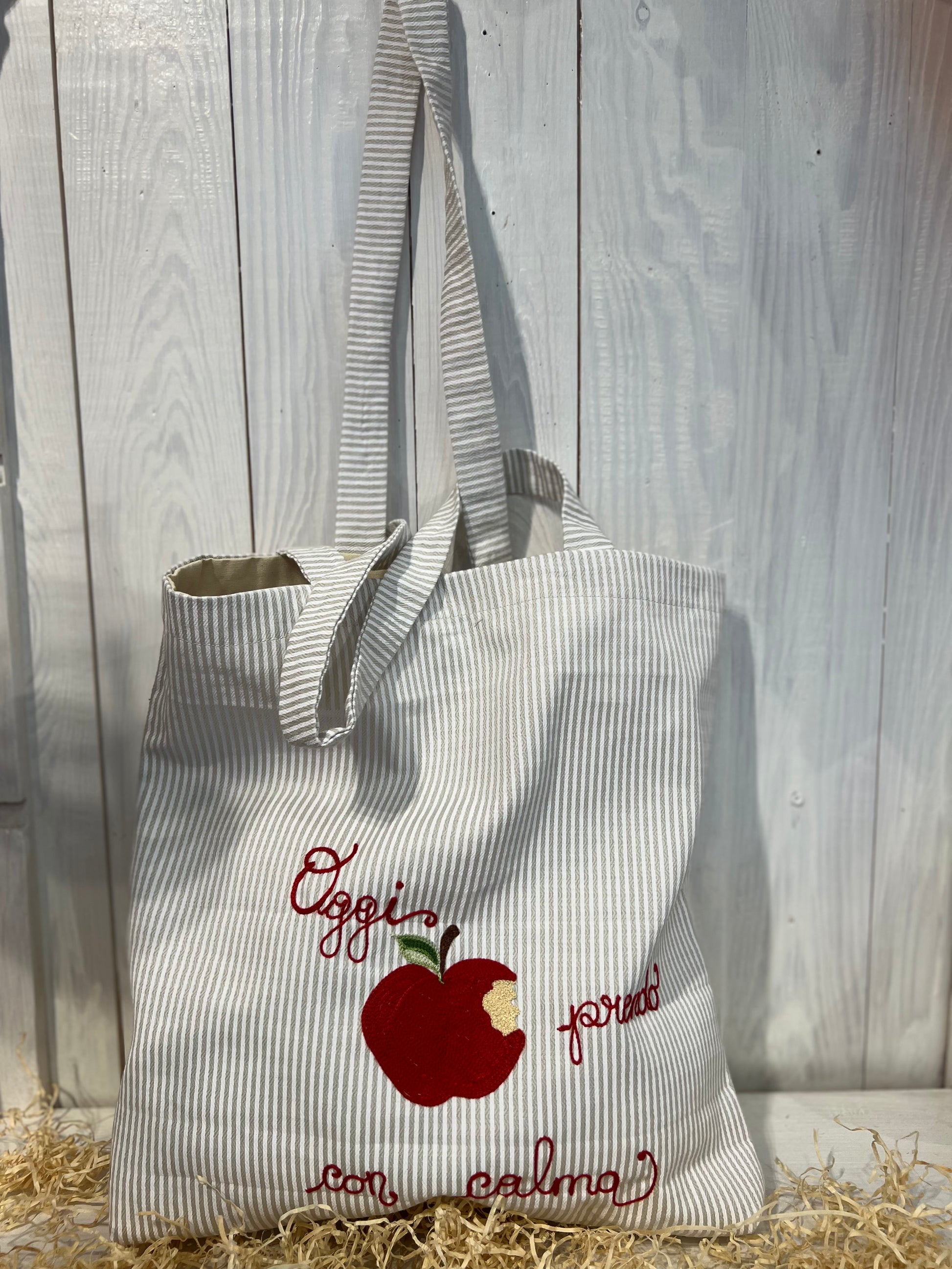 Borsa di stoffa ricamata - Shopper Bag - Borsa di stoffa fatta a mano - Piacevolmente Country di Rosi Maria Cristina