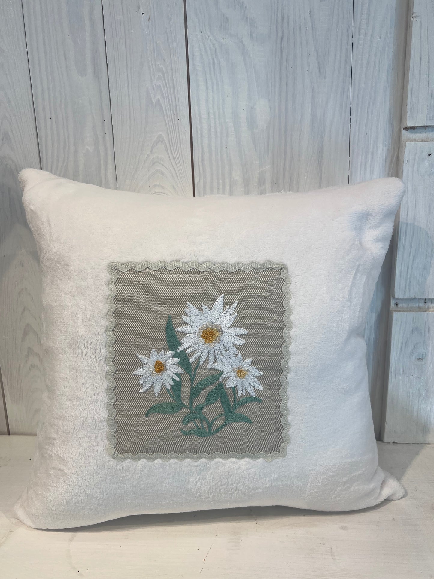 Cuscino Bianco Country con Ricamo Floreale - Cuscino ricamato - Cuscino - Ricamo Fiori - Piacevolmente Country di Rosi Maria Cristina