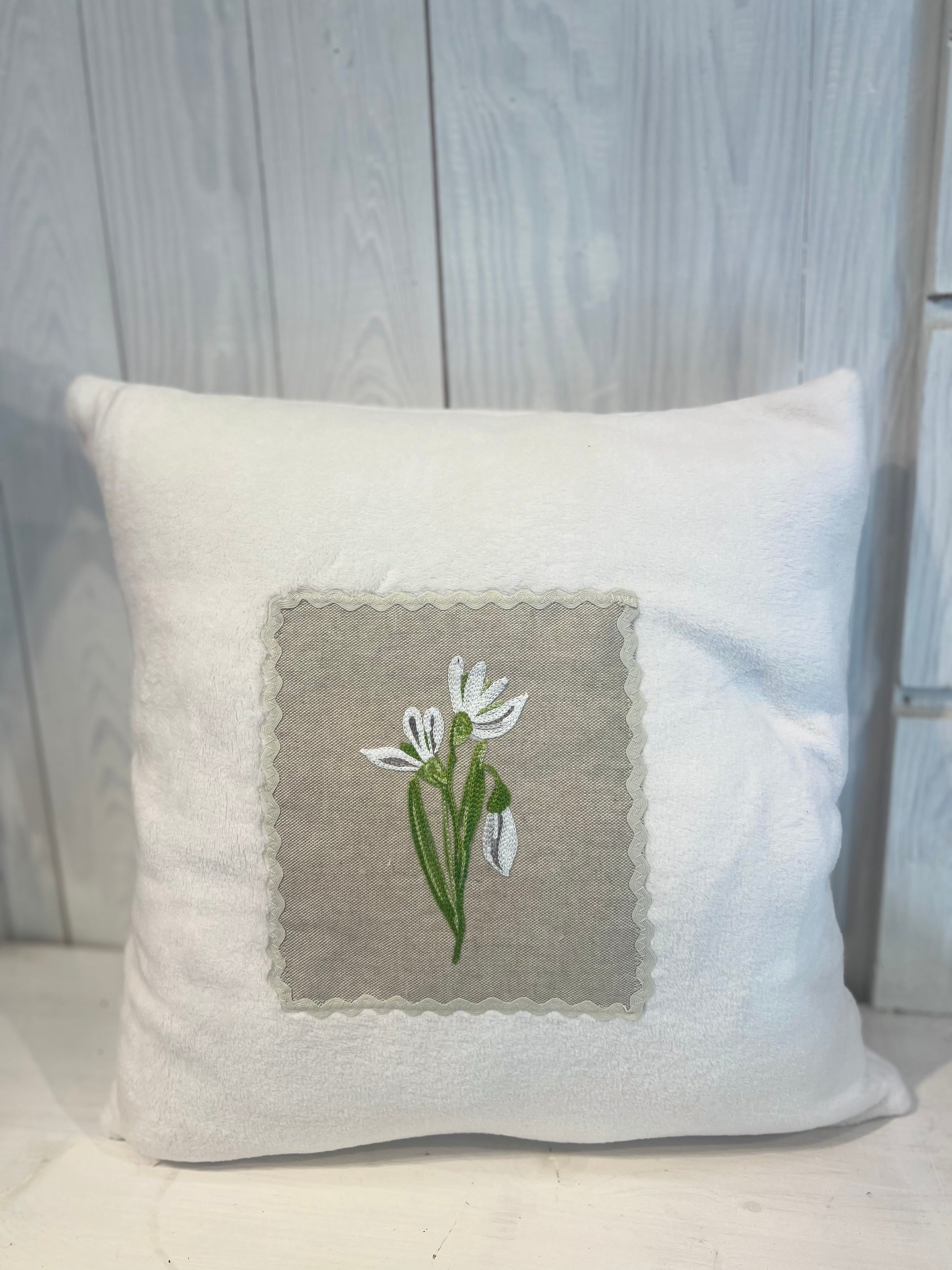 Cuscino Bianco Country con Ricamo Floreale - Cuscino ricamato - Cuscino - Ricamo Fiori - Piacevolmente Country di Rosi Maria Cristina