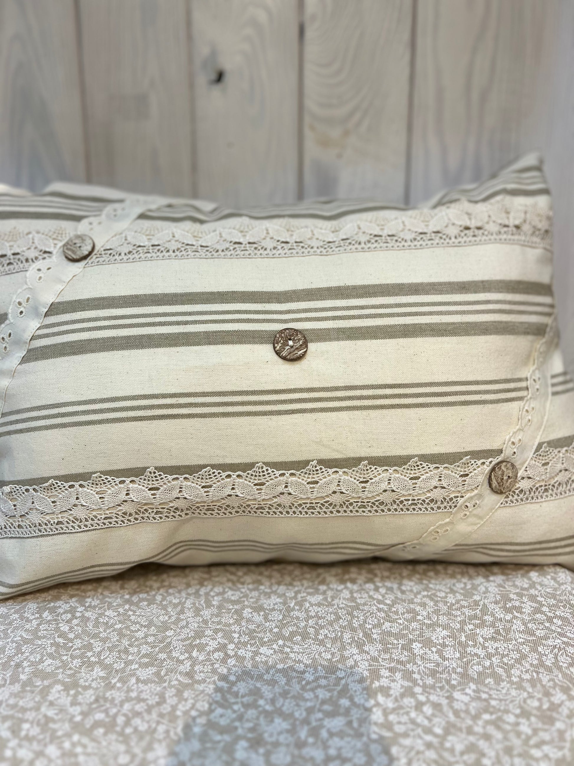 Cuscino Vintage Shabby Chic - Fatto a mano - Pronto per la spedizione - Piacevolmente Country di Rosi Maria Cristina