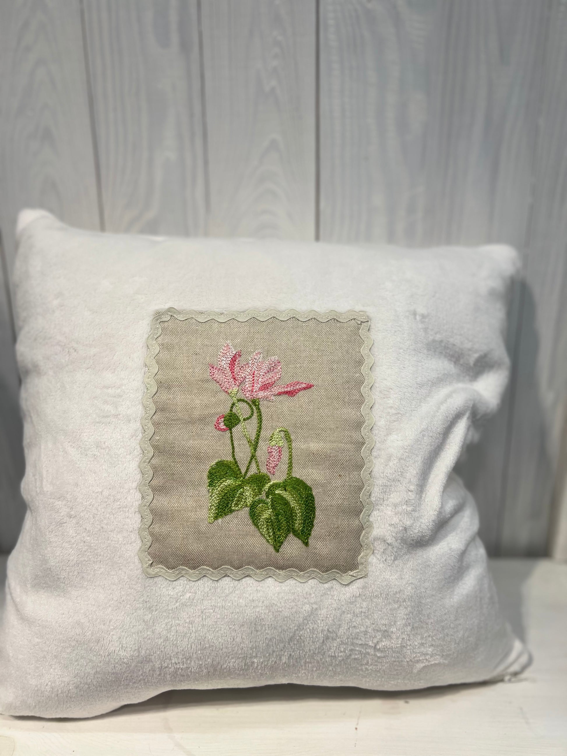 Cuscino Bianco Country con Ricamo Floreale - Cuscino ricamato - Cuscino - Ricamo Fiori - Piacevolmente Country di Rosi Maria Cristina