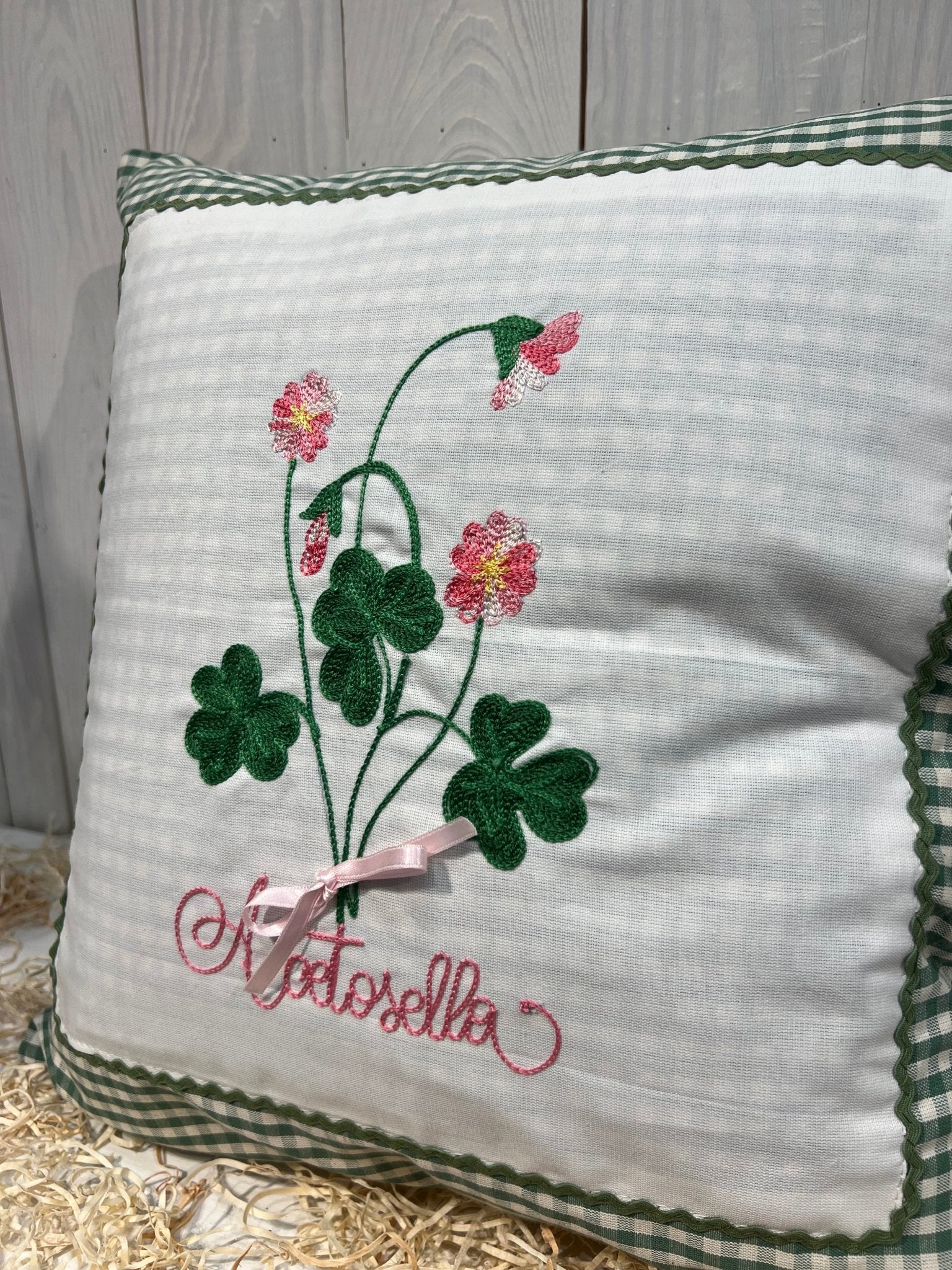Cuscino Country a Quadretti Verdi con Ricamo Floreale - Pronto per la spedizione - Acetosella - Piacevolmente Country di Rosi Maria Cristina - Cuscino ricamato