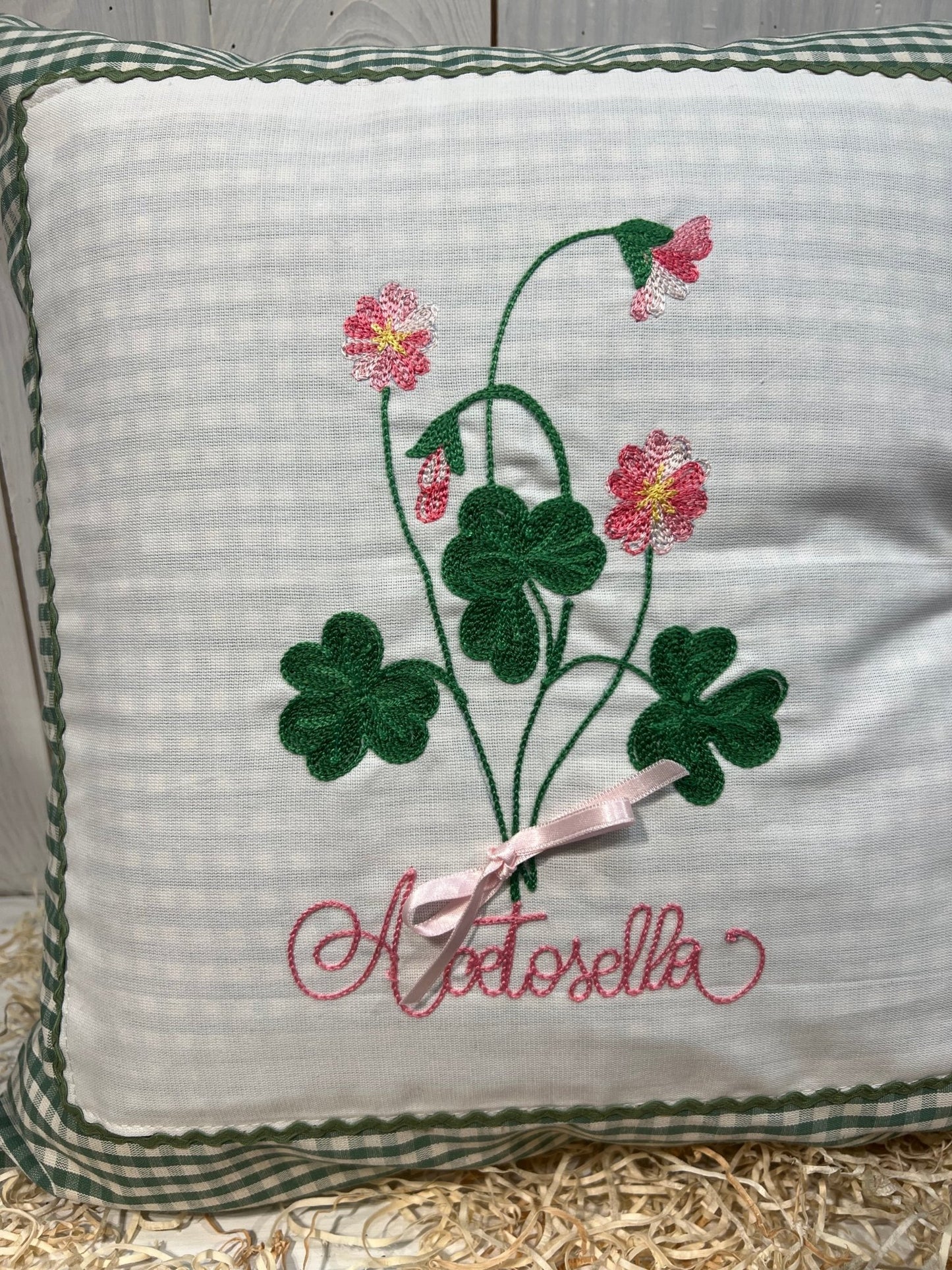 Cuscino Country a Quadretti Verdi con Ricamo Floreale - Pronto per la spedizione - Acetosella - Piacevolmente Country di Rosi Maria Cristina - Cuscino ricamato