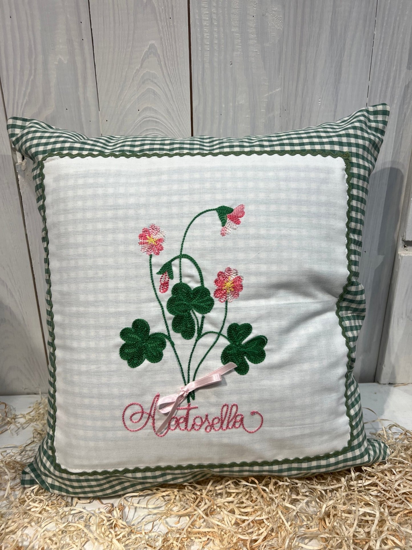 Cuscino Country a Quadretti Verdi con Ricamo Floreale - Pronto per la spedizione - Acetosella - Piacevolmente Country di Rosi Maria Cristina - Cuscino ricamato