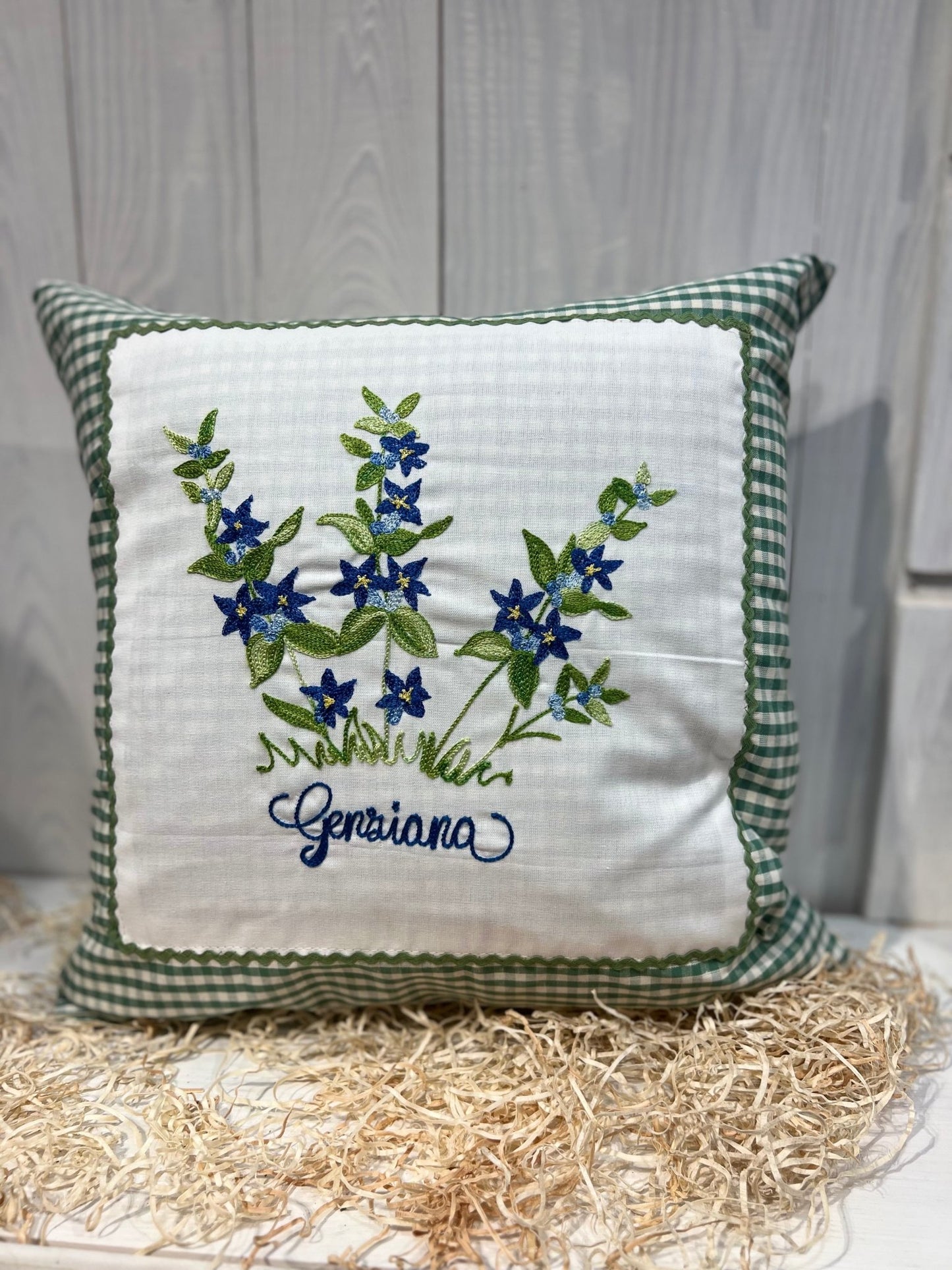 Cuscino Country a Quadretti Verdi con Ricamo Floreale - Pronto per la spedizione - Genziana - Piacevolmente Country di Rosi Maria Cristina - Cuscino ricamato