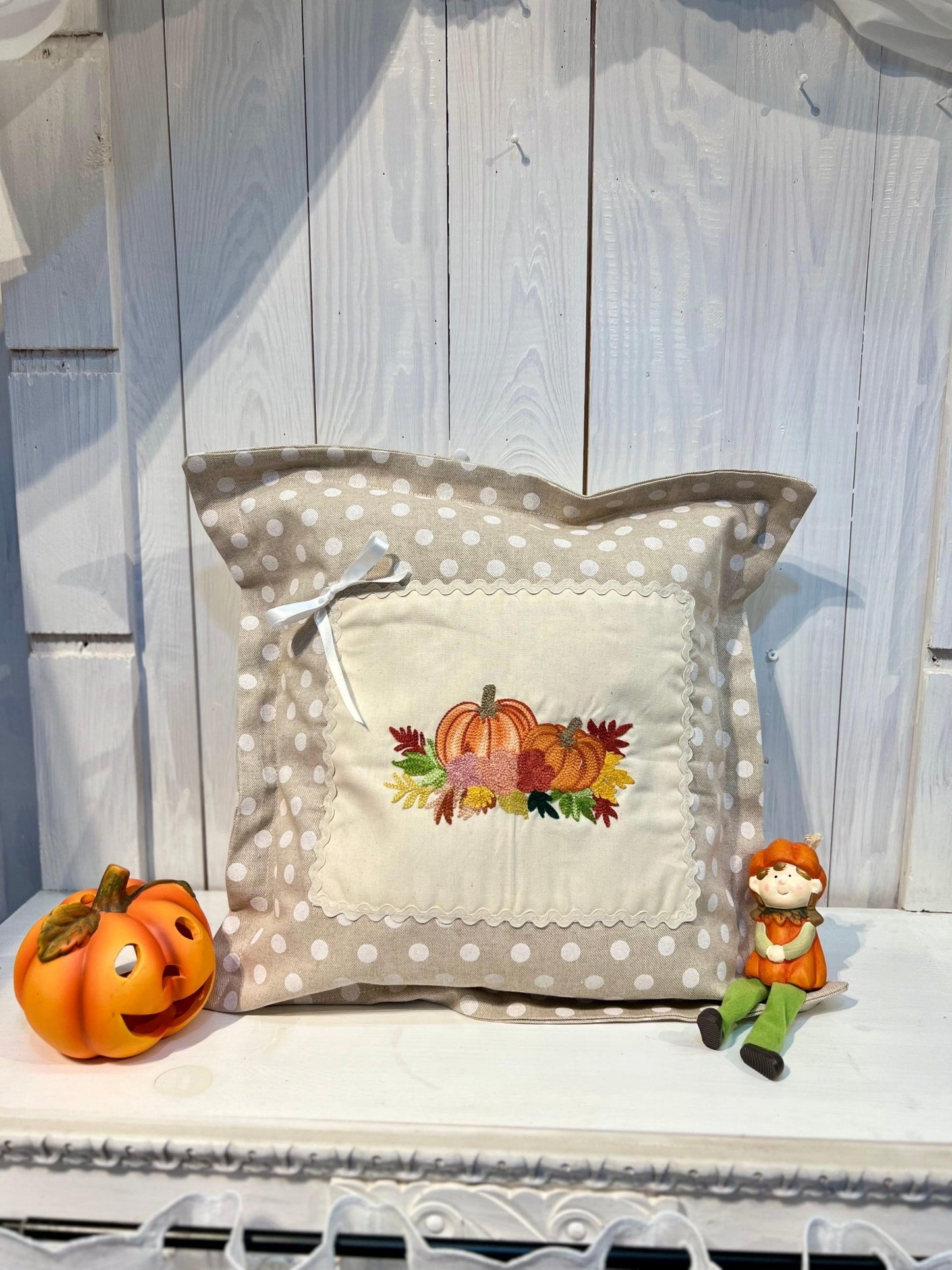Cuscino da Casa in Stile Country con Ricamo a Zucca - Collezione Armonia Autunnale - Piacevolmente Country di Rosi Maria Cristina - Cuscino ricamato