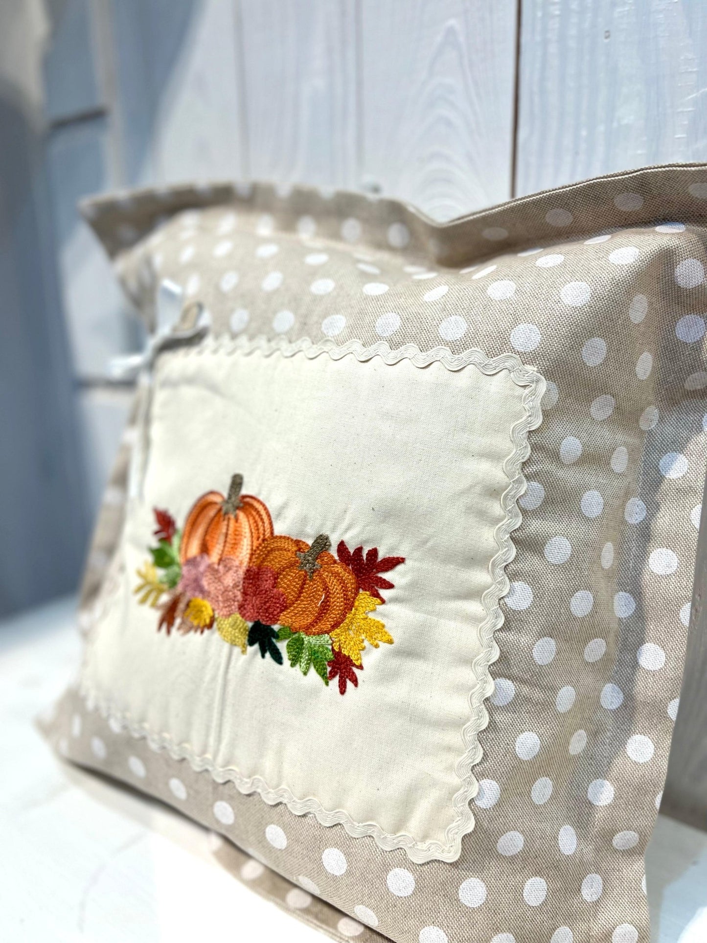 Cuscino da Casa in Stile Country con Ricamo a Zucca - Collezione Armonia Autunnale - Piacevolmente Country di Rosi Maria Cristina - Cuscino ricamato