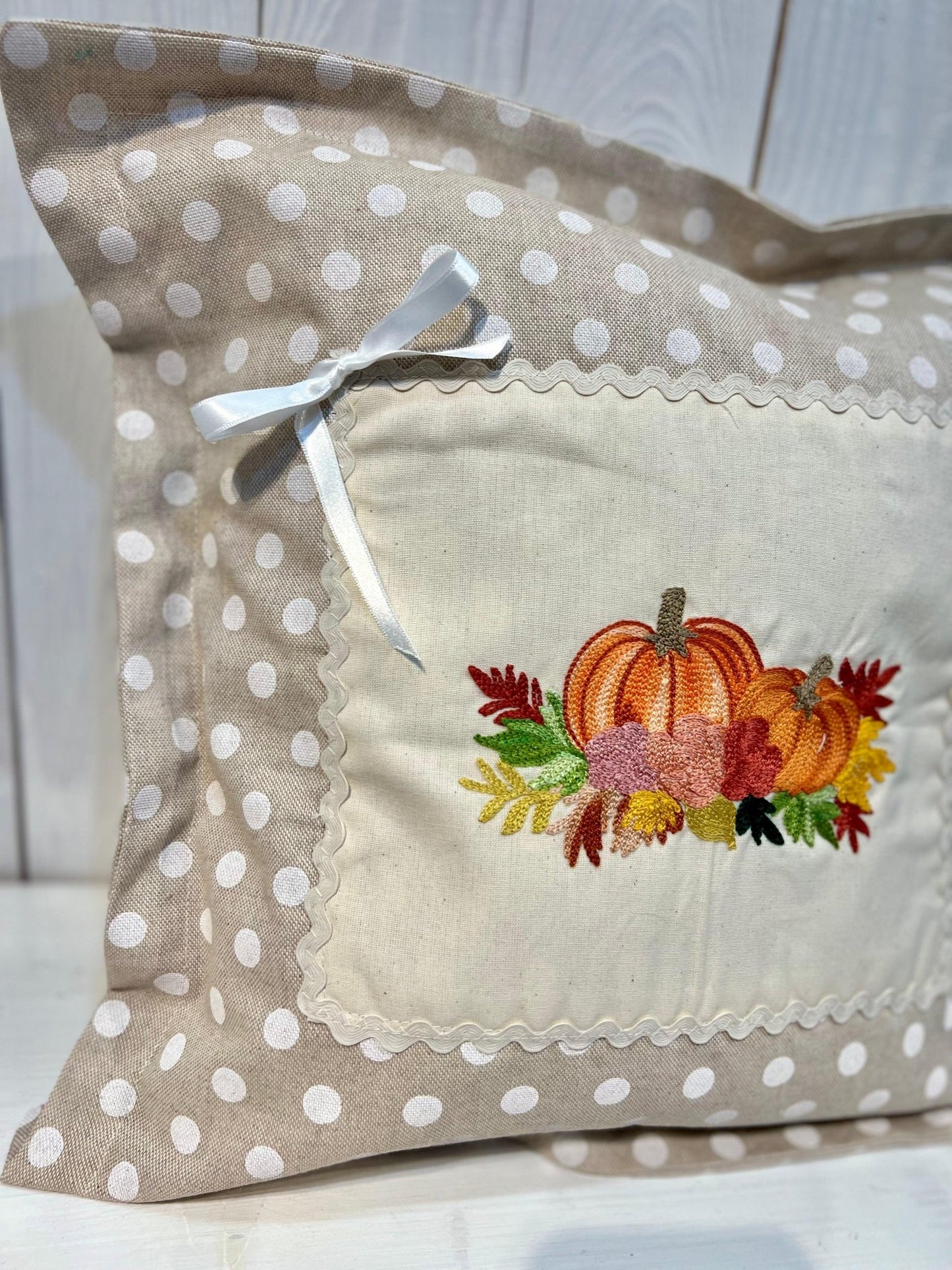 Cuscino da Casa in Stile Country con Ricamo a Zucca - Collezione Armonia Autunnale - Piacevolmente Country di Rosi Maria Cristina - Cuscino ricamato