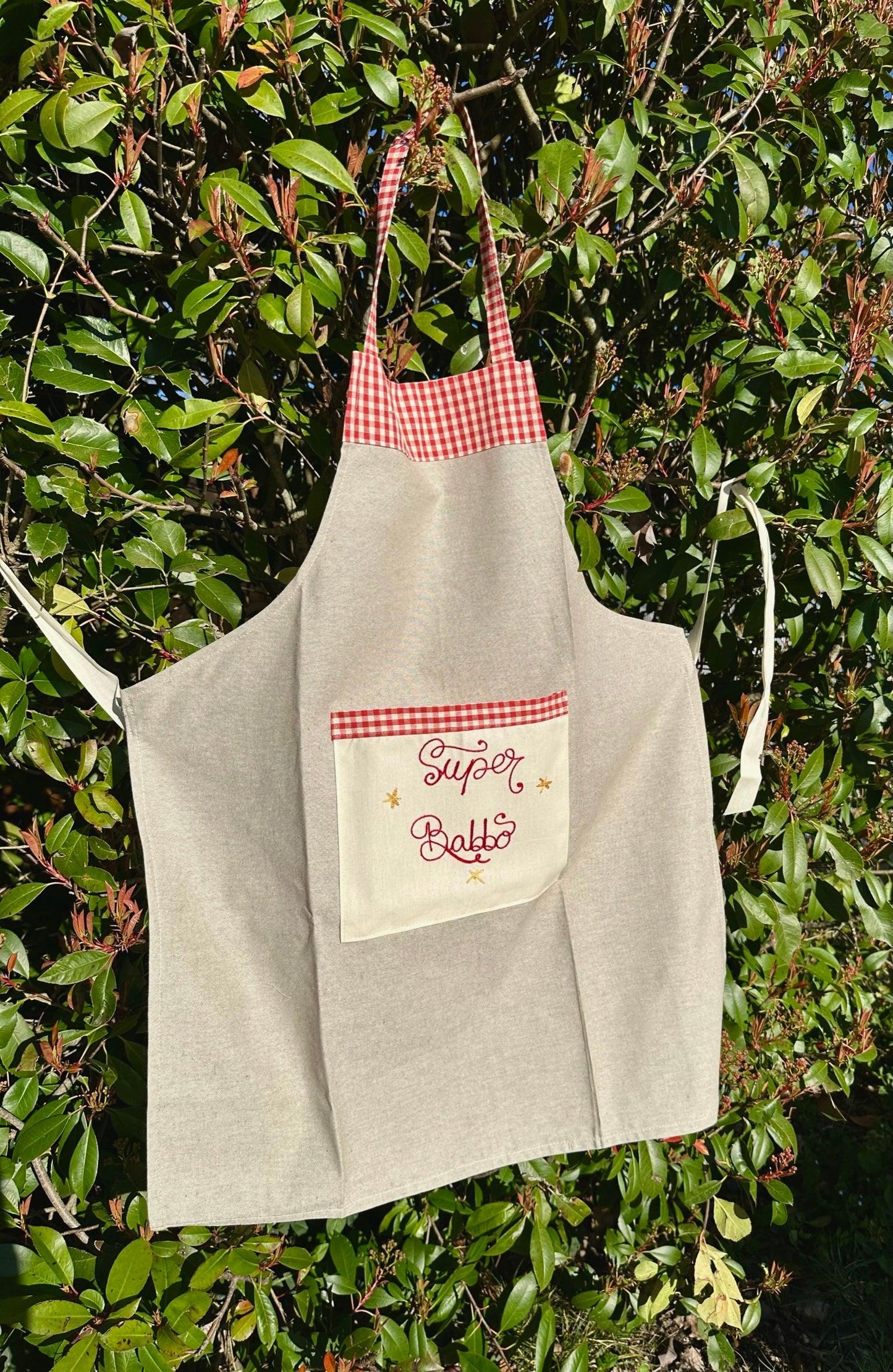 Grembiule da cucina in diverse fantasie con ricamo o scritta - Pezzo Unico - Fatto a mano - Piacevolmente Country di Rosi Maria Cristina