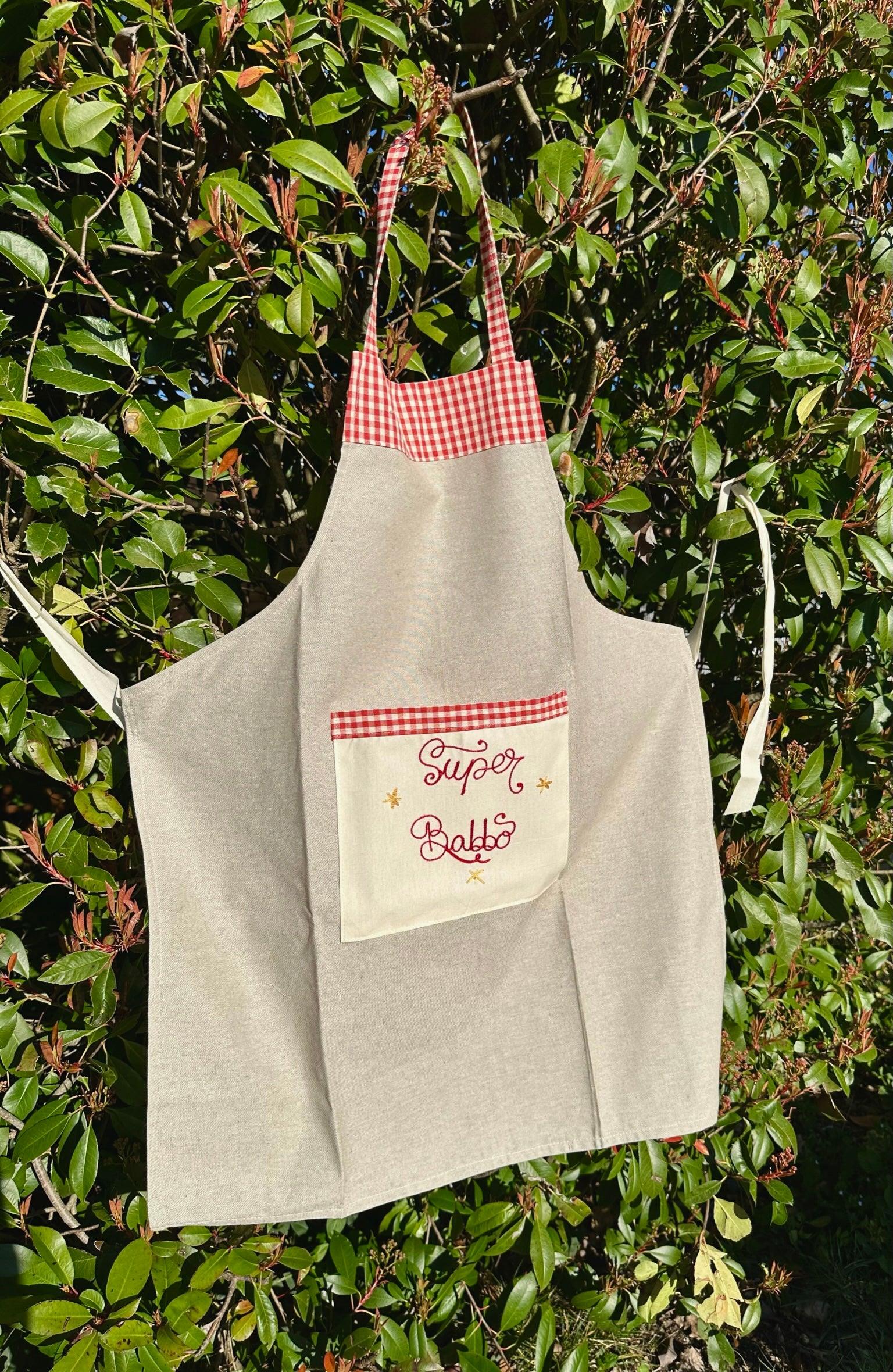 Grembiule da cucina in diverse fantasie con ricamo o scritta - Pezzo Unico - Fatto a mano - Piacevolmente Country di Rosi Maria Cristina