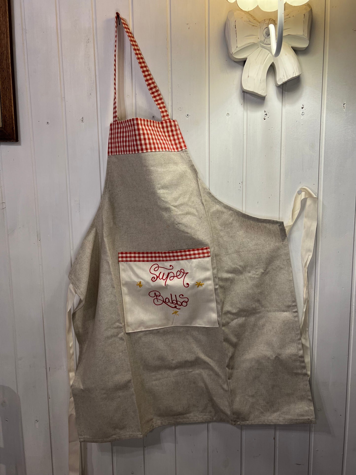 Grembiule da cucina in diverse fantasie con ricamo o scritta - Pezzo Unico - Fatto a mano - Piacevolmente Country di Rosi Maria Cristina