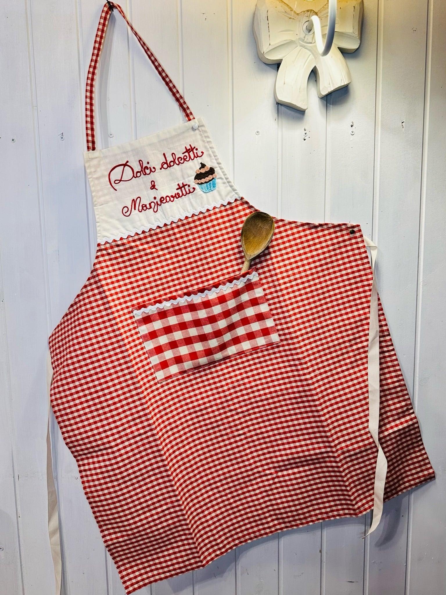 Grembiule da cucina in diverse fantasie con ricamo o scritta - Pezzo Unico - Fatto a mano - Piacevolmente Country di Rosi Maria Cristina